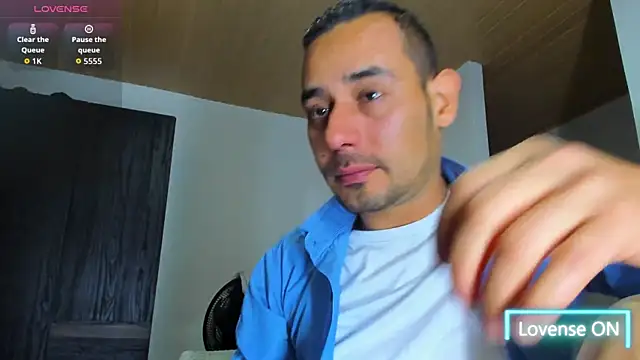 jhonyalzate2 online show from October 30, 2025, 2:57 am