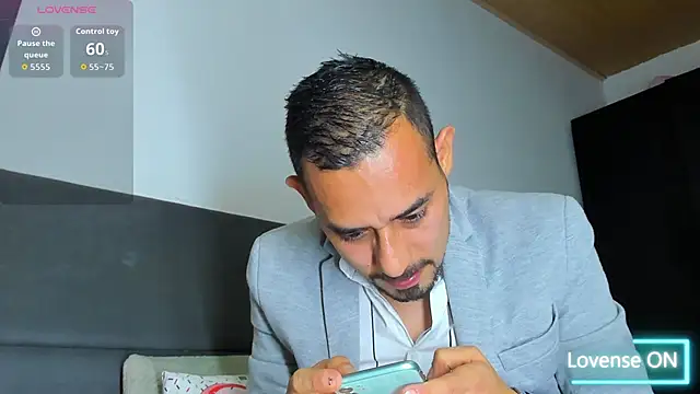 jhonyalzate2 online show from November 25, 2025, 2:44 am