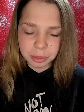 Snapshot of Zuli_Kiska chatting on April 7, 2026, 7:25 pm Zuli Kiska online show from April 7, 2026, 7:25 pm