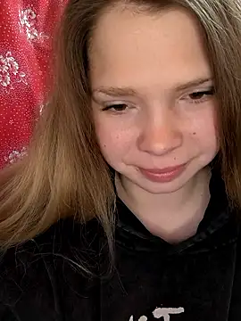 Snapshot of Zuli_Kiska chatting on April 9, 2026, 6:19 am Zuli Kiska online show from April 9, 2026, 6:19 am