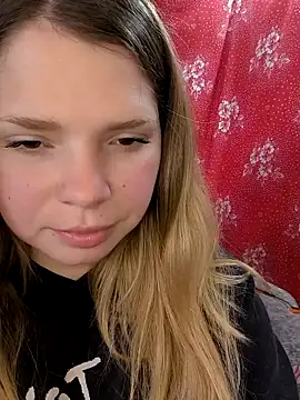 Snapshot of Zuli_Kiska chatting on April 12, 2026, 10:53 am Zuli Kiska online show from April 12, 2026, 10:53 am