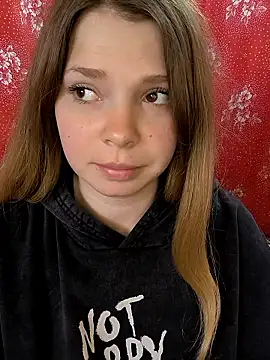 Snapshot of Zuli_Kiska chatting on April 20, 2026, 7:55 am Zuli Kiska online show from April 20, 2026, 7:55 am
