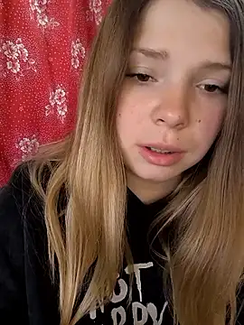 Snapshot of Zuli_Kiska chatting on April 29, 2026, 7:56 am Zuli Kiska online show from April 29, 2026, 7:56 am