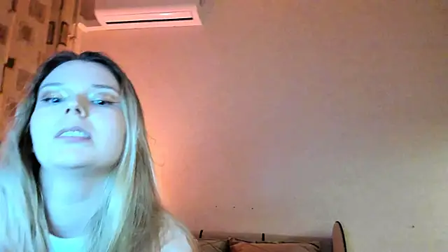 Snapshot of Vivian_Davis chatting on February 16, 2025, 10:21 pm Vivian Davis online show from February 16, 2025, 10:21 pm