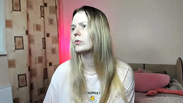 Snapshot of Vivian_Davis chatting on March 18, 2025, 6:37 pm Vivian Davis online show from March 18, 2025, 6:37 pm