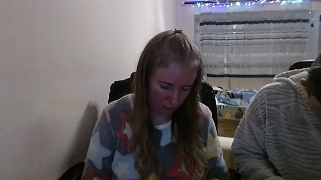 Snapshot of PeterAndJen chatting on December 21, 2025, 7:32 pm PeterAndJen online show from December 21, 2025, 7:32 pm