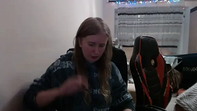 Snapshot of PeterAndJen chatting on December 22, 2025, 7:44 pm PeterAndJen online show from December 22, 2025, 7:44 pm