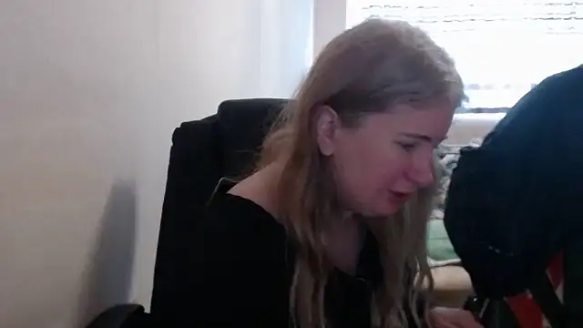 Snapshot of PeterAndJen chatting on April 4, 2026, 5:49 am PeterAndJen online show from April 4, 2026, 5:49 am