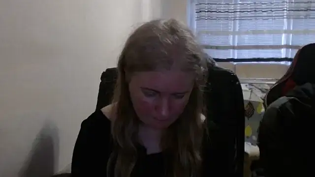 Snapshot of PeterAndJen chatting on April 4, 2026, 5:54 pm PeterAndJen online show from April 4, 2026, 5:54 pm