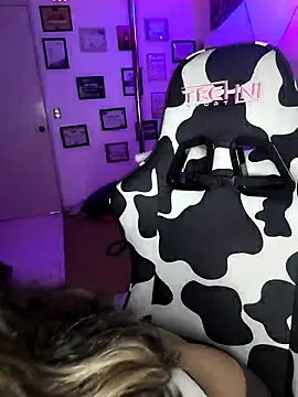 Snapshot of AhriSteele chatting on February 10, 2026, 4:49 am AhriSteele online show from February 10, 2026, 4:49 am