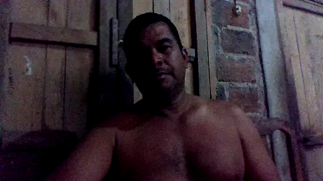 Snapshot of axomen chatting on February 1, 2026, 2:43 am axomen online show from February 1, 2026, 2:43 am