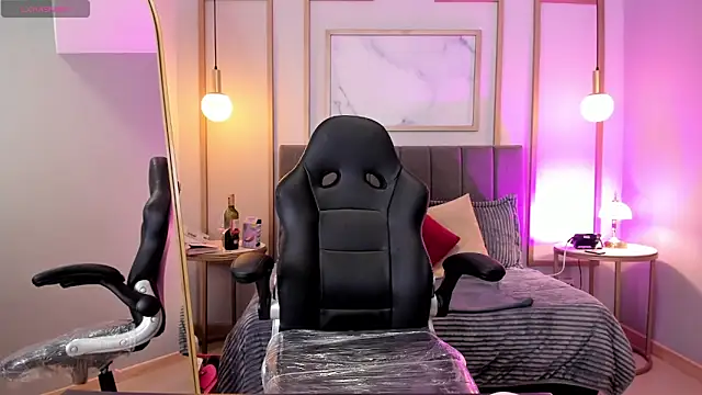 Snapshot of Holly_madison_ chatting on March 2, 2026, 1:40 pm Holly madison online show from March 2, 2026, 1:40 pm