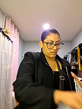 Snapshot of Nikkierosee chatting on February 16, 2026, 11:45 pm Nikkierosee online show from February 16, 2026, 11:45 pm