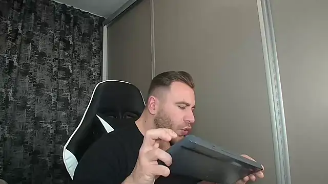 Snapshot of Thori92 chatting on January 12, 2025, 1:37 pm Thori92 online show from January 12, 2025, 1:37 pm