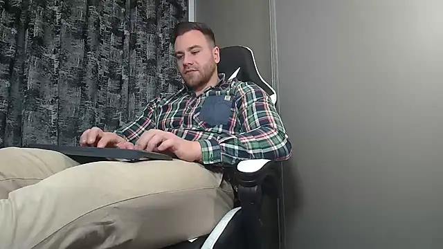 Snapshot of Thori92 chatting on February 16, 2025, 6:43 pm Thori92 online show from February 16, 2025, 6:43 pm