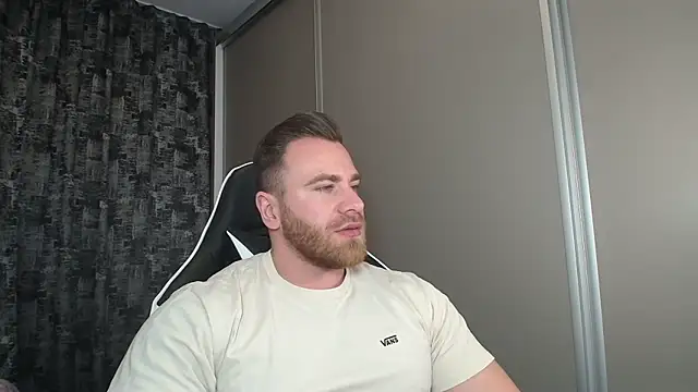 Snapshot of Thori92 chatting on March 5, 2025, 5:39 pm Thori92 online show from March 5, 2025, 5:39 pm