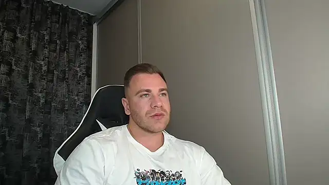 Snapshot of Thori92 chatting on September 25, 2025, 5:05 pm Thori92 online show from September 25, 2025, 5:05 pm