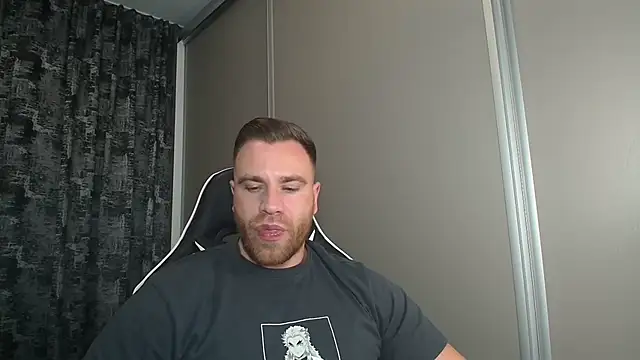 Snapshot of Thori92 chatting on October 22, 2025, 5:45 pm Thori92 online show from October 22, 2025, 5:45 pm