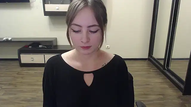 Laralianna online show from December 9, 2024, 7:39 pm