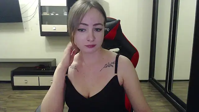 Laralianna online show from February 15, 2025, 7:39 pm