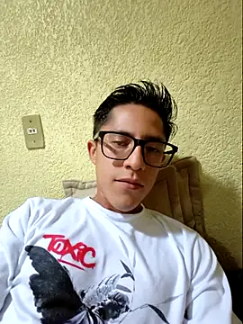 Snapshot of KevinCrz chatting on October 18, 2025, 11:05 pm KevinCrz online show from October 18, 2025, 11:05 pm