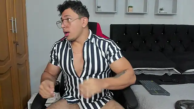 tyler hank01 online show from December 4, 2025, 11:19 am