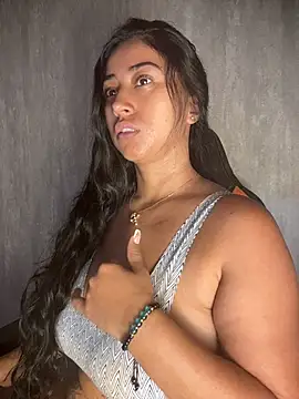 Snapshot of Valentinne_z chatting on March 19, 2026, 11:03 am Valentinne z online show from March 19, 2026, 11:03 am