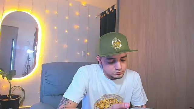 Snapshot of alejandro_calderon1 chatting on December 28, 2024, 5:44 am alejandro calderon1 online show from December 28, 2024, 5:44 am