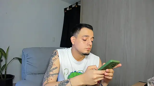 Snapshot of alejandro_calderon1 chatting on March 6, 2025, 4:52 am alejandro calderon1 online show from March 6, 2025, 4:52 am