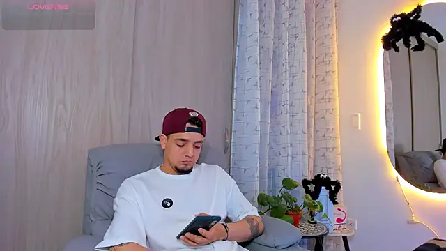 alejandro calderon1 online show from October 16, 2025, 2:12 am