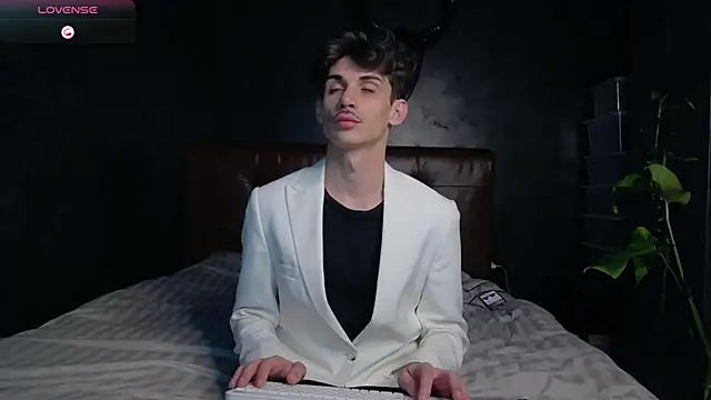 DanielCrush1 online show from November 20, 2025, 5:12 pm