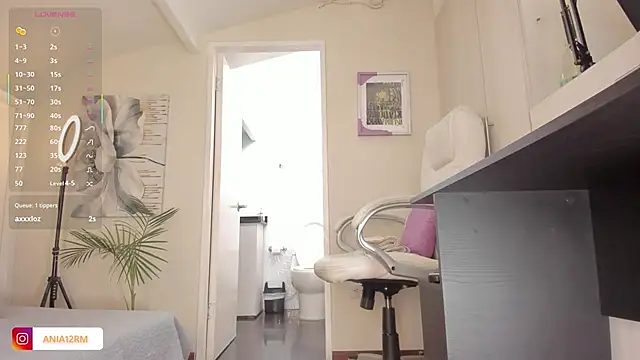 catalinasaiz online show from October 13, 2025, 2:06 pm