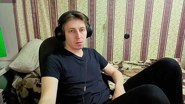 Snapshot of darienlarge chatting on December 18, 2025, 2:45 pm darienlarge online show from December 18, 2025, 2:45 pm