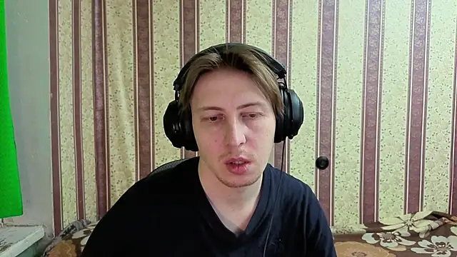 Snapshot of darienlarge chatting on December 19, 2025, 4:30 am darienlarge online show from December 19, 2025, 4:30 am