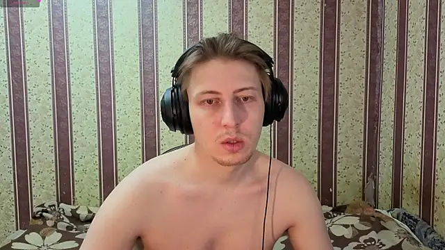 Snapshot of darienlarge chatting on December 21, 2025, 10:44 am darienlarge online show from December 21, 2025, 10:44 am