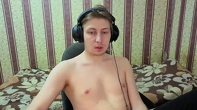 Snapshot of darienlarge chatting on December 22, 2025, 8:00 am darienlarge online show from December 22, 2025, 8:00 am