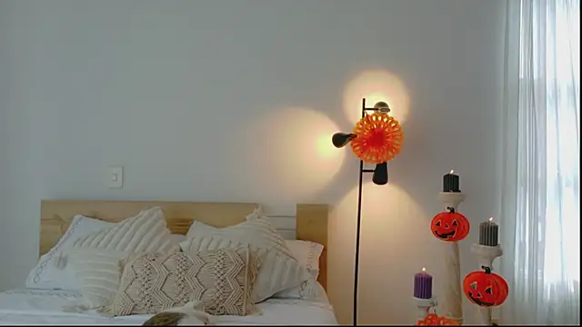 GrettaBenett online show from October 31, 2025, 7:15 pm