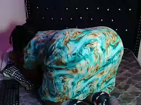 Toomuchbooty33 online show from November 28, 2025, 7:27 pm