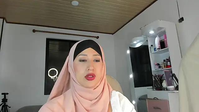 Snapshot of adila_anich chatting on October 31, 2025, 2:45 am adila anich online show from October 31, 2025, 2:45 am