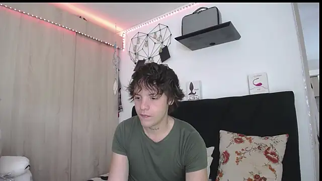 Snapshot of Santiago_kiler chatting on March 13, 2026, 1:40 pm Santiago kiler online show from March 13, 2026, 1:40 pm