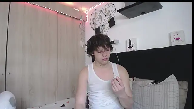 Snapshot of Santiago_kiler chatting on April 18, 2026, 1:04 pm Santiago kiler online show from April 18, 2026, 1:04 pm