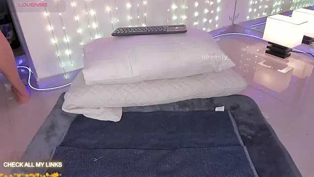 ohyesly  online show from November 20, 2025, 10:04 am