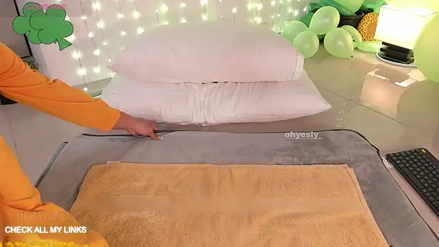 ohyesly  online show from March 7, 2026, 10:23 am