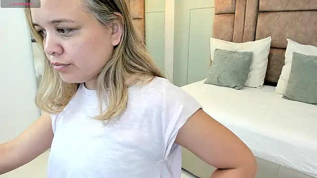 Snapshot of princesaparis chatting on February 5, 2025, 11:44 am princesaparis online show from February 5, 2025, 11:44 am