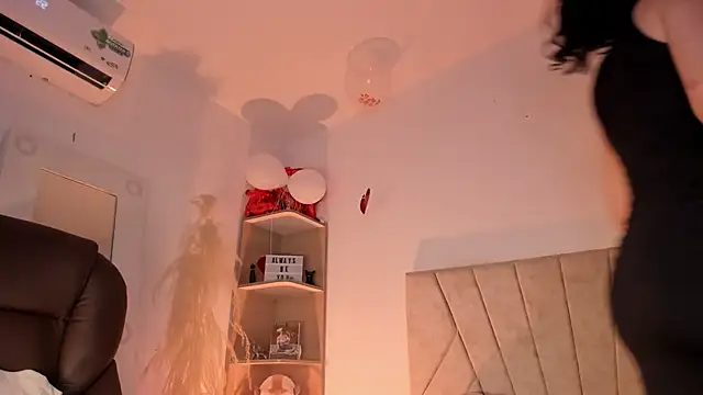  Niah  online show from February 19, 2025, 9:25 pm