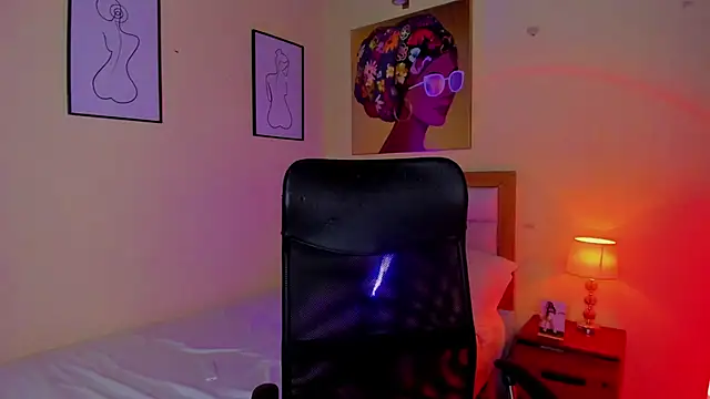 Snapshot of AitanaBrown_ chatting on October 19, 2025, 4:29 pm AitanaBrown online show from October 19, 2025, 4:29 pm