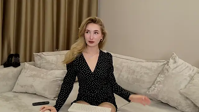 Snapshot of bella__rose chatting on September 30, 2025, 7:13 am bella rose online show from September 30, 2025, 7:13 am