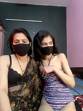 Snapshot of cutee__crazy chatting on February 8, 2026, 12:19 pm cutee crazy online show from February 8, 2026, 12:19 pm