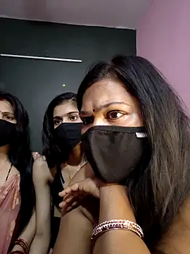 Snapshot of cutee__crazy chatting on March 7, 2026, 1:08 pm cutee crazy online show from March 7, 2026, 1:08 pm