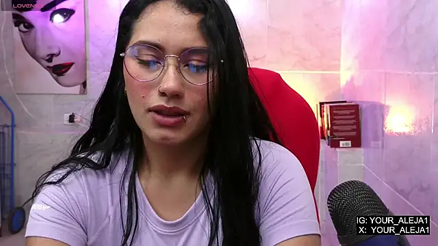 LauraRuiz1 online show from May 15, 2026, 11:01 pm